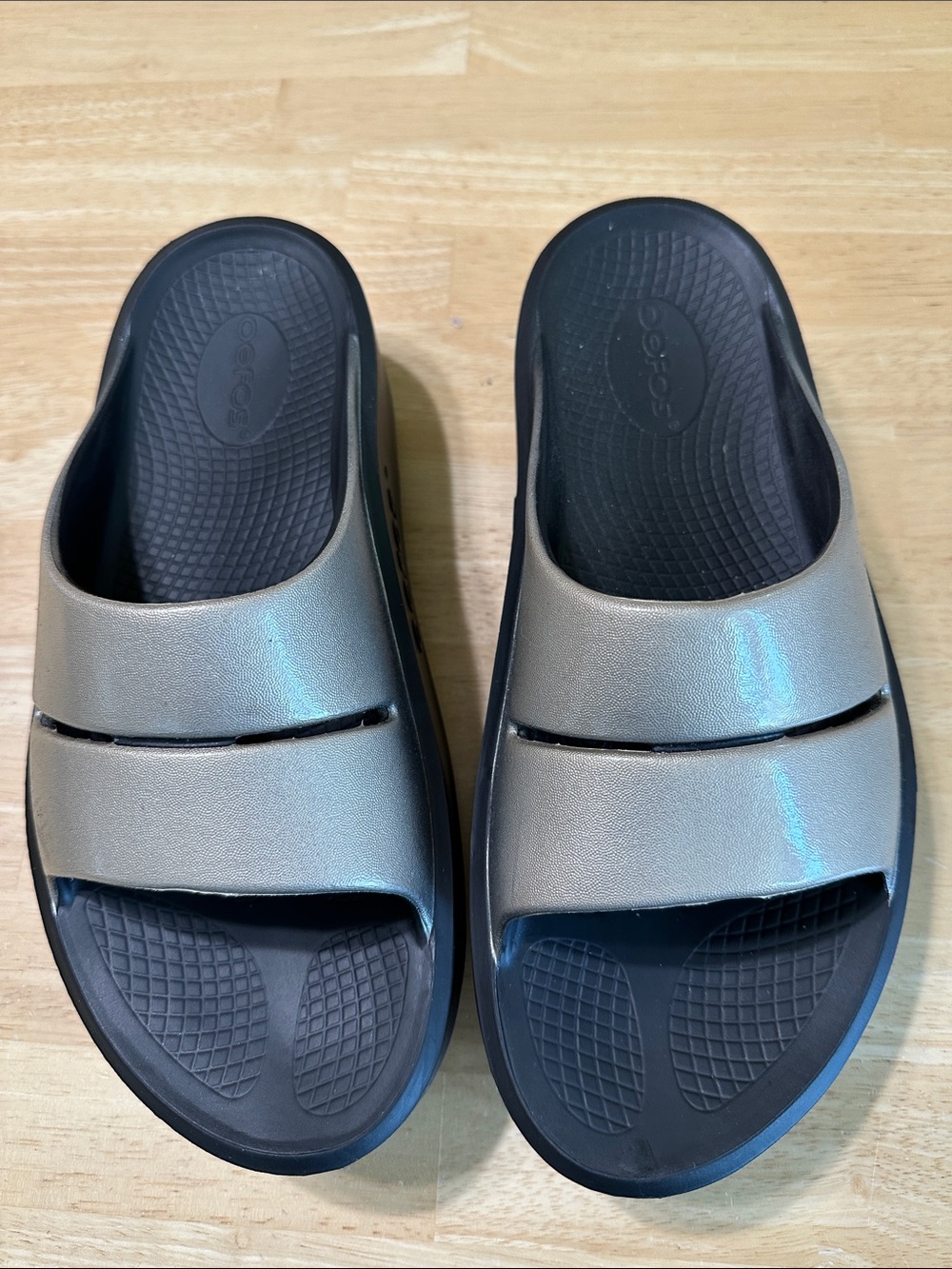OOFOS Women's OOmega OOahh Luxe Sandals - Latte - size 10